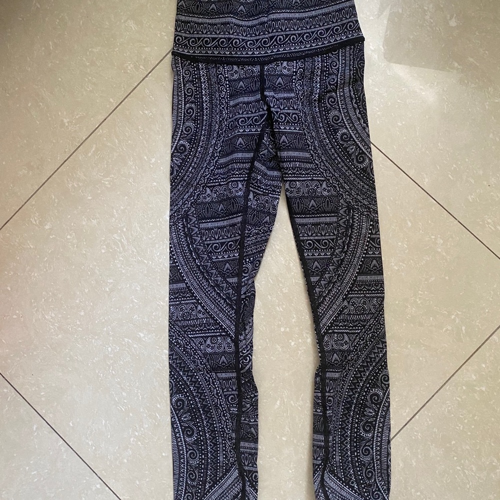 lululemon Wunder Under, Nulux, Hi-Rise, size 4, 25” inseam, *run big - size down